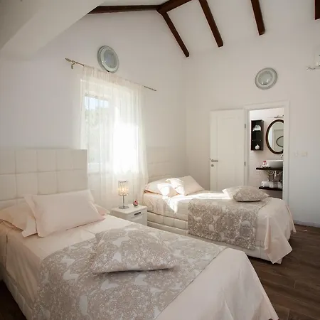 Luxury Kate - In Lucice Bay With Turquoise Sea, Amazing Seaviews, And Heated Pool