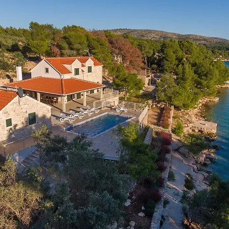 Villa Luxury Kate - In Lucice Bay With Turquoise Sea, Amazing Seaviews, And Heated Pool Milna (Brac)